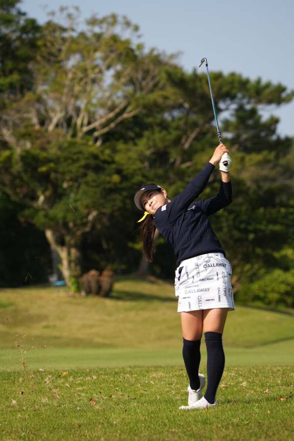 河本結のアイアンスイング（ラフ）連続写真【2022年ダイキンオーキッドレディスゴルフトーナメント】