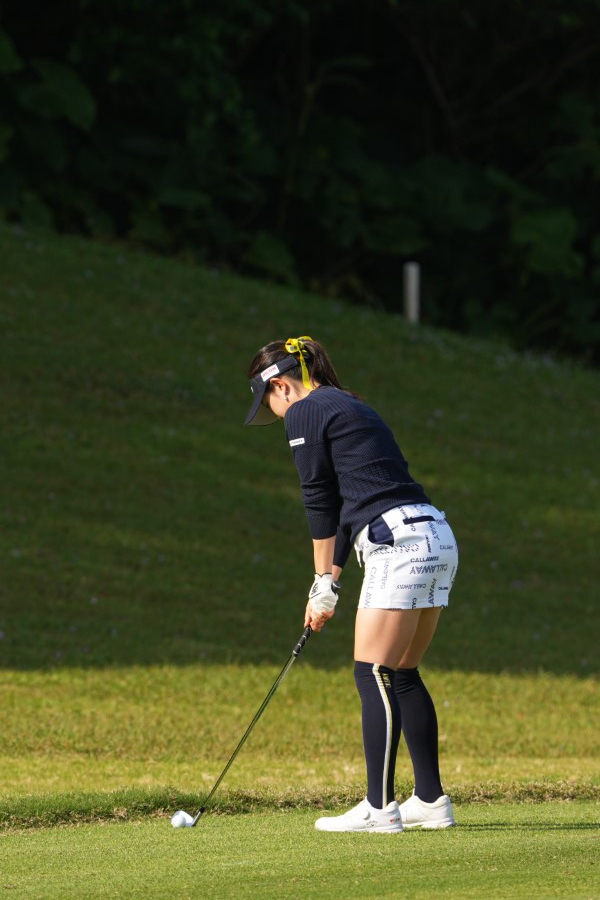 河本結のアイアンスイング（斜め前方）連続写真【2022年ダイキンオーキッドレディスゴルフトーナメント】