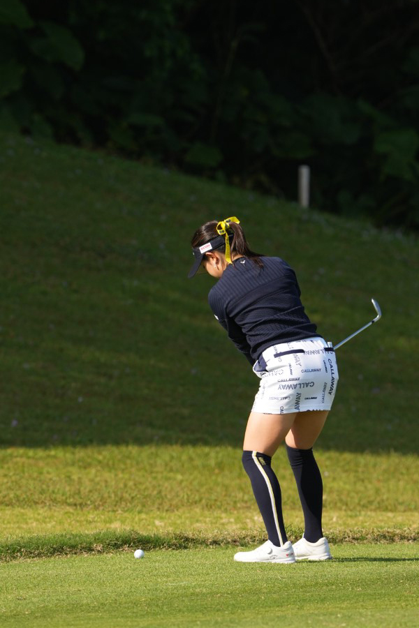 河本結のアイアンスイング（斜め前方）連続写真【2022年ダイキンオーキッドレディスゴルフトーナメント】