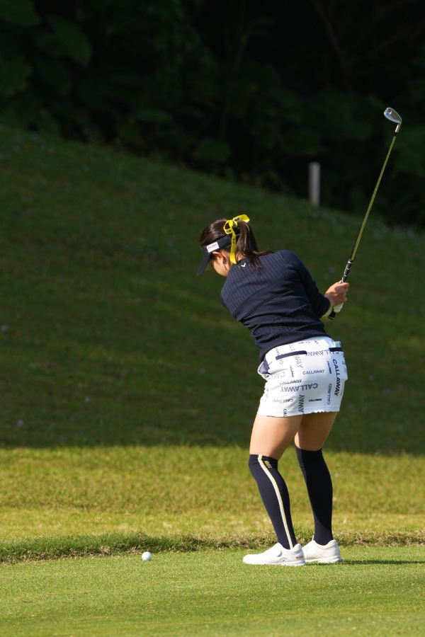 河本結のアイアンスイング（斜め前方）連続写真【2022年ダイキンオーキッドレディスゴルフトーナメント】