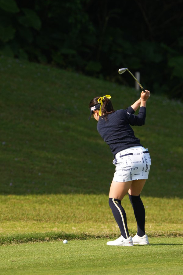 河本結のアイアンスイング（斜め前方）連続写真【2022年ダイキンオーキッドレディスゴルフトーナメント】