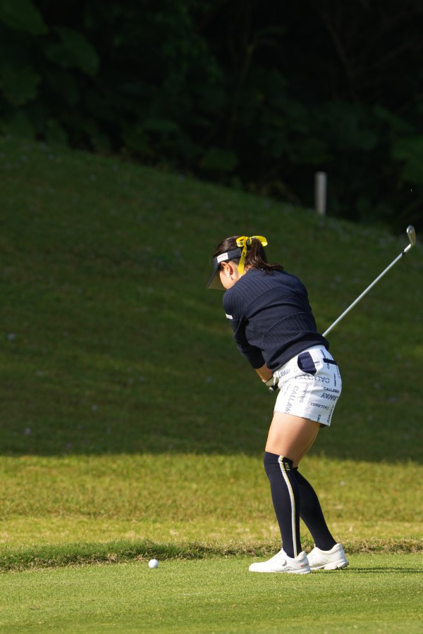 河本結のアイアンスイング（斜め前方）連続写真【2022年ダイキンオーキッドレディスゴルフトーナメント】