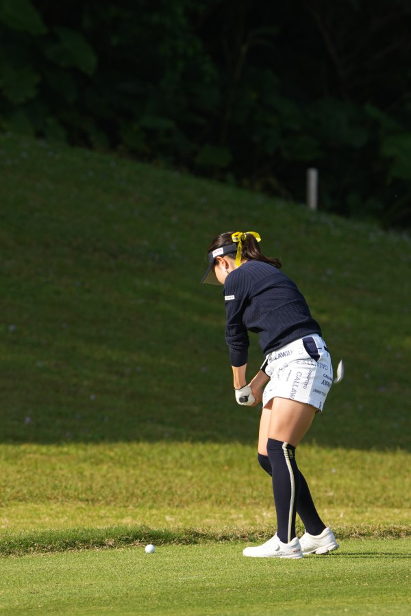 河本結のアイアンスイング（斜め前方）連続写真【2022年ダイキンオーキッドレディスゴルフトーナメント】