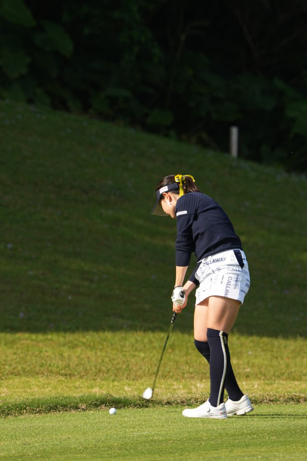 河本結のアイアンスイング（斜め前方）連続写真【2022年ダイキンオーキッドレディスゴルフトーナメント】