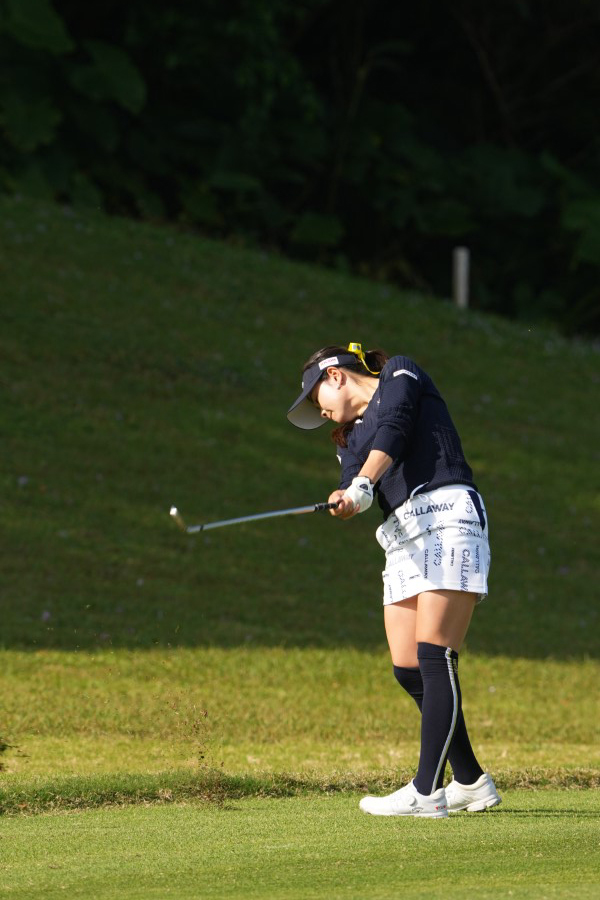 河本結のアイアンスイング（斜め前方）連続写真【2022年ダイキンオーキッドレディスゴルフトーナメント】