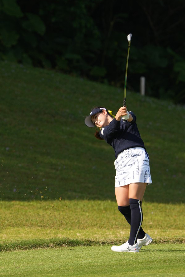 河本結のアイアンスイング（斜め前方）連続写真【2022年ダイキンオーキッドレディスゴルフトーナメント】