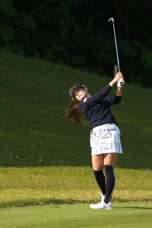 河本結のアイアンスイング（斜め前方）連続写真【2022年ダイキンオーキッドレディスゴルフトーナメント】