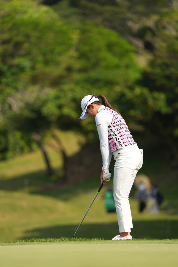 稲見萌寧のウェッジスイング（アプローチ）連続写真【2022年ダイキンオーキッドレディスゴルフトーナメント】