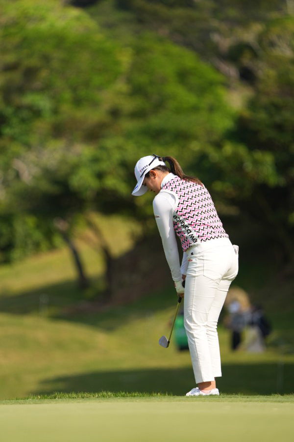 稲見萌寧のウェッジスイング（アプローチ）連続写真【2022年ダイキンオーキッドレディスゴルフトーナメント】