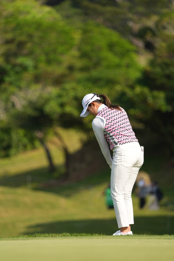 稲見萌寧のウェッジスイング（アプローチ）連続写真【2022年ダイキンオーキッドレディスゴルフトーナメント】