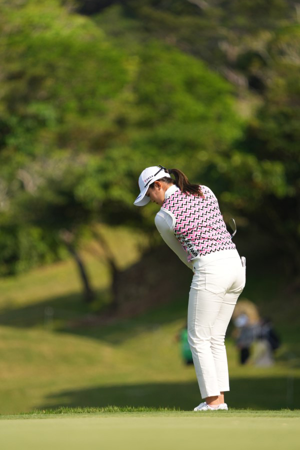 稲見萌寧のウェッジスイング（アプローチ）連続写真【2022年ダイキンオーキッドレディスゴルフトーナメント】
