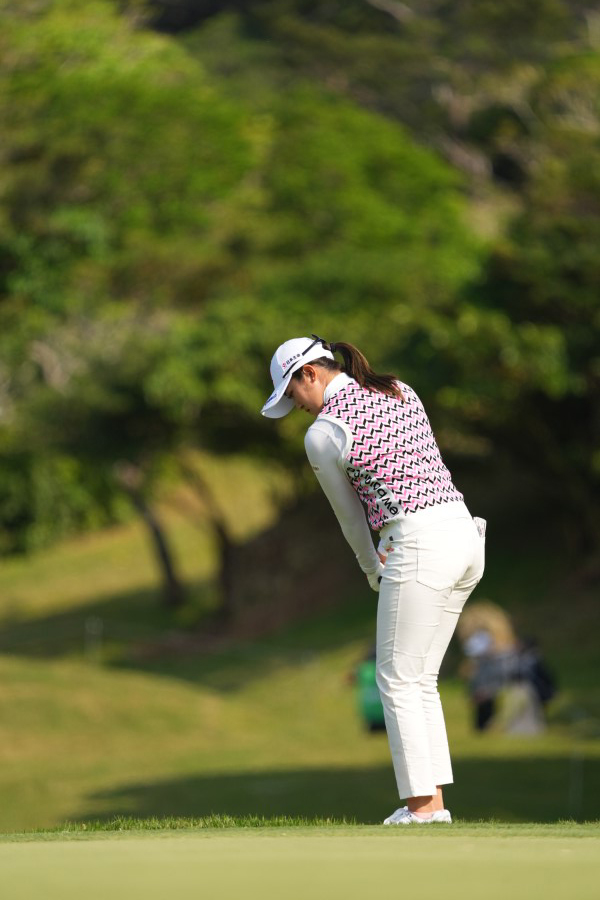 稲見萌寧のウェッジスイング（アプローチ）連続写真【2022年ダイキンオーキッドレディスゴルフトーナメント】