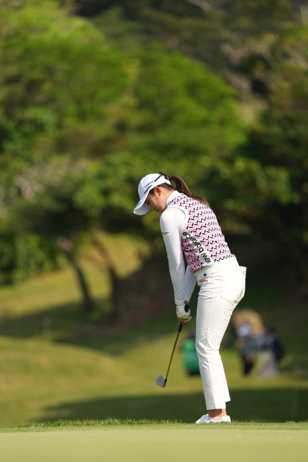 稲見萌寧のウェッジスイング（アプローチ）連続写真【2022年ダイキンオーキッドレディスゴルフトーナメント】