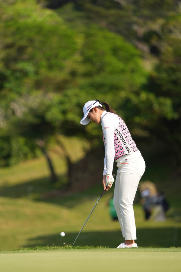 稲見萌寧のウェッジスイング（アプローチ）連続写真【2022年ダイキンオーキッドレディスゴルフトーナメント】