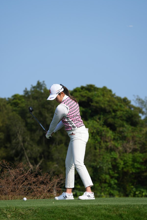 稲見萌寧のユーティリティスイング（ティショット）連続写真【2022年ダイキンオーキッドレディスゴルフトーナメント】