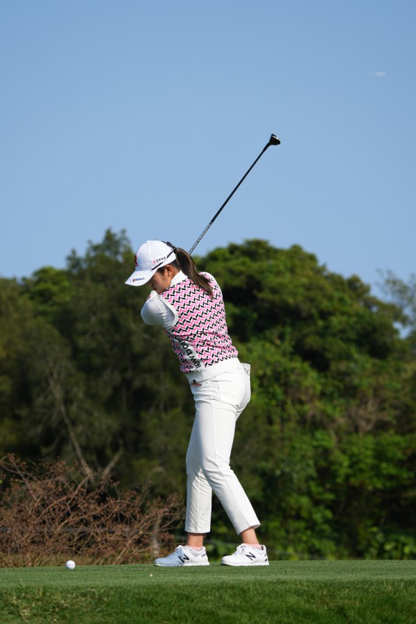 稲見萌寧のユーティリティスイング（ティショット）連続写真【2022年ダイキンオーキッドレディスゴルフトーナメント】