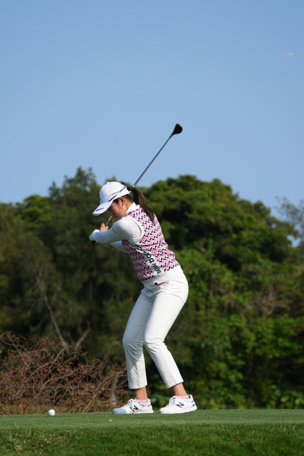 稲見萌寧のユーティリティスイング（ティショット）連続写真【2022年ダイキンオーキッドレディスゴルフトーナメント】