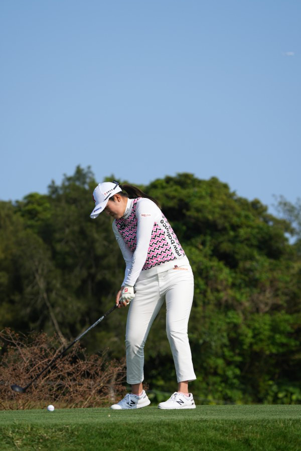 稲見萌寧のユーティリティスイング（ティショット）連続写真【2022年ダイキンオーキッドレディスゴルフトーナメント】