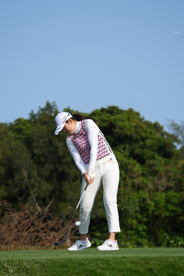 稲見萌寧のユーティリティスイング（ティショット）連続写真【2022年ダイキンオーキッドレディスゴルフトーナメント】