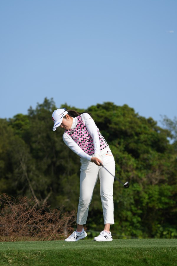 稲見萌寧のユーティリティスイング（ティショット）連続写真【2022年ダイキンオーキッドレディスゴルフトーナメント】