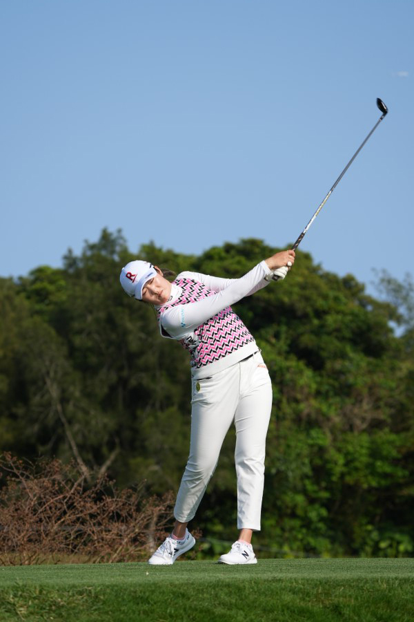 稲見萌寧のユーティリティスイング（ティショット）連続写真【2022年ダイキンオーキッドレディスゴルフトーナメント】