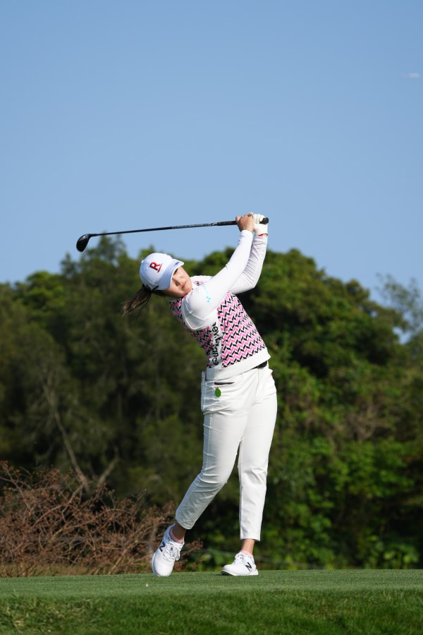 稲見萌寧のユーティリティスイング（ティショット）連続写真【2022年ダイキンオーキッドレディスゴルフトーナメント】