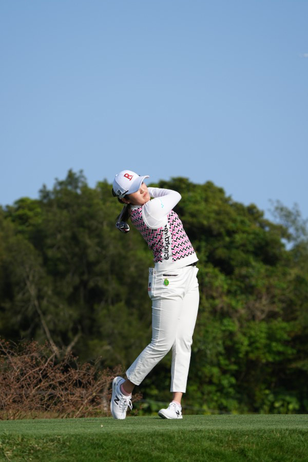 稲見萌寧のユーティリティスイング（ティショット）連続写真【2022年ダイキンオーキッドレディスゴルフトーナメント】