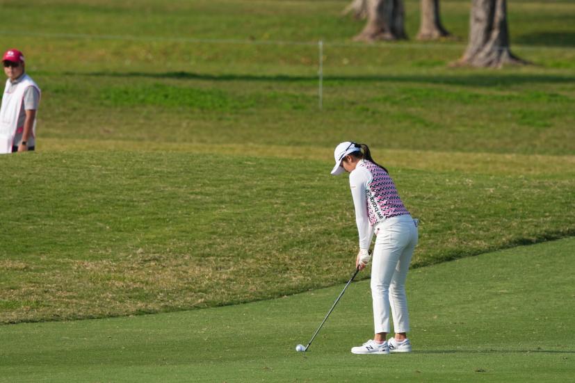 稲見萌寧のアイアンスイング（斜め前方）連続写真【2022年ダイキンオーキッドレディスゴルフトーナメント】