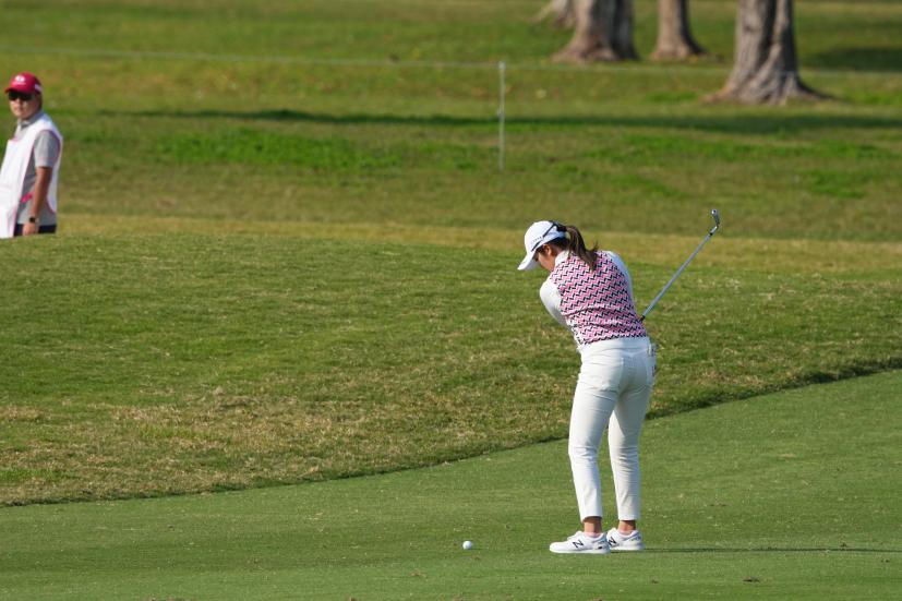 稲見萌寧のアイアンスイング（斜め前方）連続写真【2022年ダイキンオーキッドレディスゴルフトーナメント】