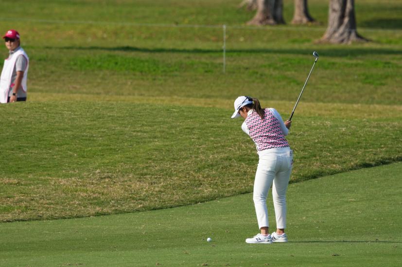 稲見萌寧のアイアンスイング（斜め前方）連続写真【2022年ダイキンオーキッドレディスゴルフトーナメント】