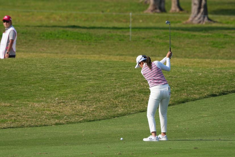 稲見萌寧のアイアンスイング（斜め前方）連続写真【2022年ダイキンオーキッドレディスゴルフトーナメント】