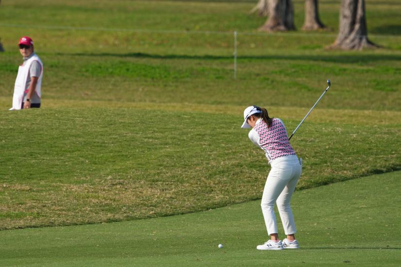 稲見萌寧のアイアンスイング（斜め前方）連続写真【2022年ダイキンオーキッドレディスゴルフトーナメント】