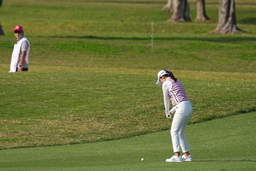 稲見萌寧のアイアンスイング（斜め前方）連続写真【2022年ダイキンオーキッドレディスゴルフトーナメント】