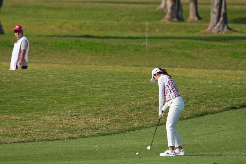 稲見萌寧のアイアンスイング（斜め前方）連続写真【2022年ダイキンオーキッドレディスゴルフトーナメント】