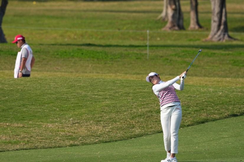 稲見萌寧のアイアンスイング（斜め前方）連続写真【2022年ダイキンオーキッドレディスゴルフトーナメント】