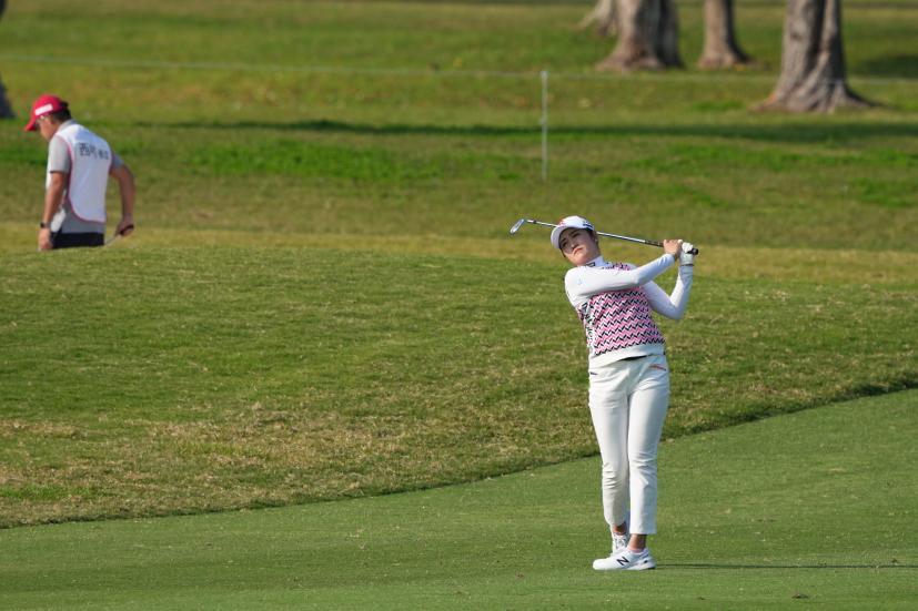 稲見萌寧のアイアンスイング（斜め前方）連続写真【2022年ダイキンオーキッドレディスゴルフトーナメント】