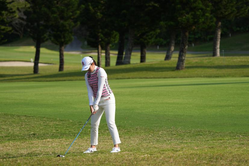 稲見萌寧のフェアウェイウッドスイング（ラフ）連続写真【2022年ダイキンオーキッドレディスゴルフトーナメント】