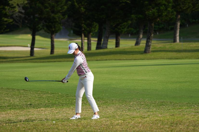 稲見萌寧のフェアウェイウッドスイング（ラフ）連続写真【2022年ダイキンオーキッドレディスゴルフトーナメント】