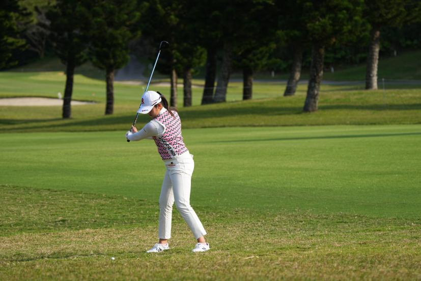 稲見萌寧のフェアウェイウッドスイング（ラフ）連続写真【2022年ダイキンオーキッドレディスゴルフトーナメント】