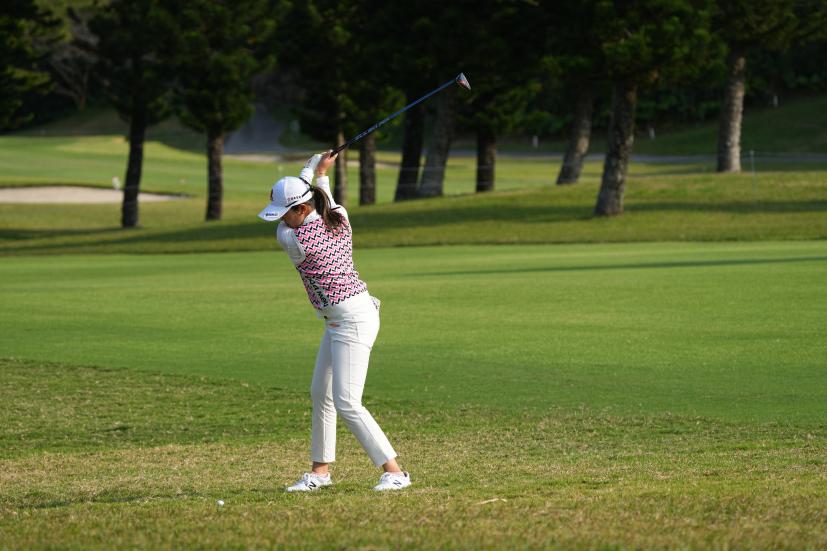 稲見萌寧のフェアウェイウッドスイング（ラフ）連続写真【2022年ダイキンオーキッドレディスゴルフトーナメント】