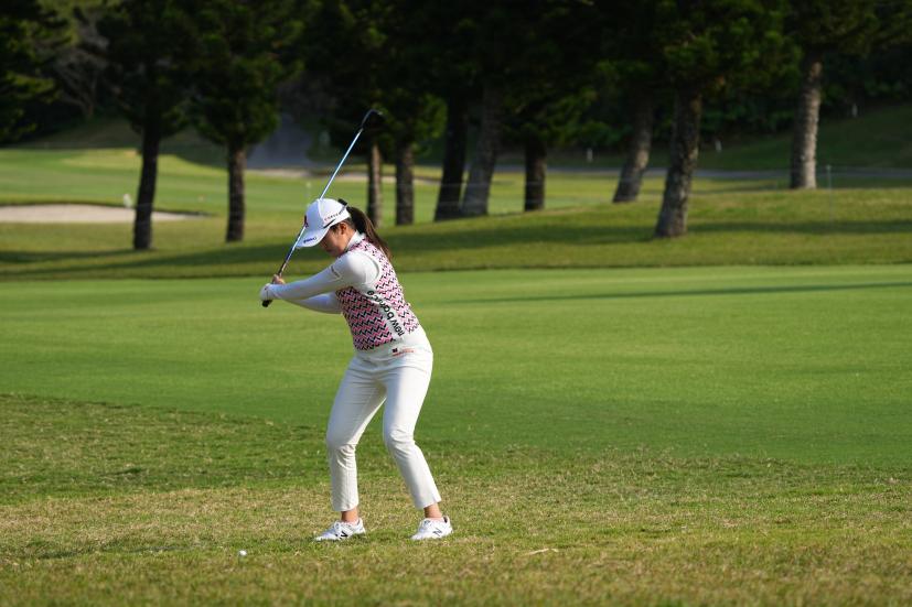 稲見萌寧のフェアウェイウッドスイング（ラフ）連続写真【2022年ダイキンオーキッドレディスゴルフトーナメント】