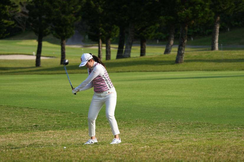 稲見萌寧のフェアウェイウッドスイング（ラフ）連続写真【2022年ダイキンオーキッドレディスゴルフトーナメント】