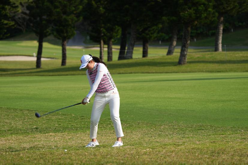 稲見萌寧のフェアウェイウッドスイング（ラフ）連続写真【2022年ダイキンオーキッドレディスゴルフトーナメント】