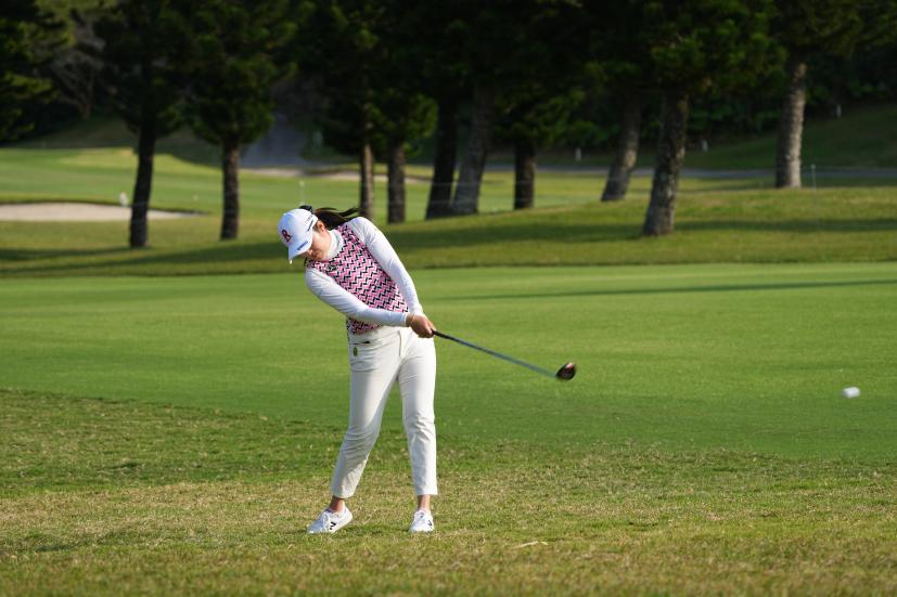 稲見萌寧のフェアウェイウッドスイング（ラフ）連続写真【2022年ダイキンオーキッドレディスゴルフトーナメント】