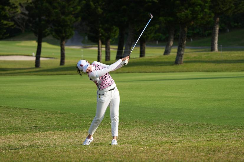 稲見萌寧のフェアウェイウッドスイング（ラフ）連続写真【2022年ダイキンオーキッドレディスゴルフトーナメント】