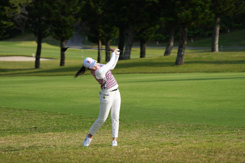 稲見萌寧のフェアウェイウッドスイング（ラフ）連続写真【2022年ダイキンオーキッドレディスゴルフトーナメント】