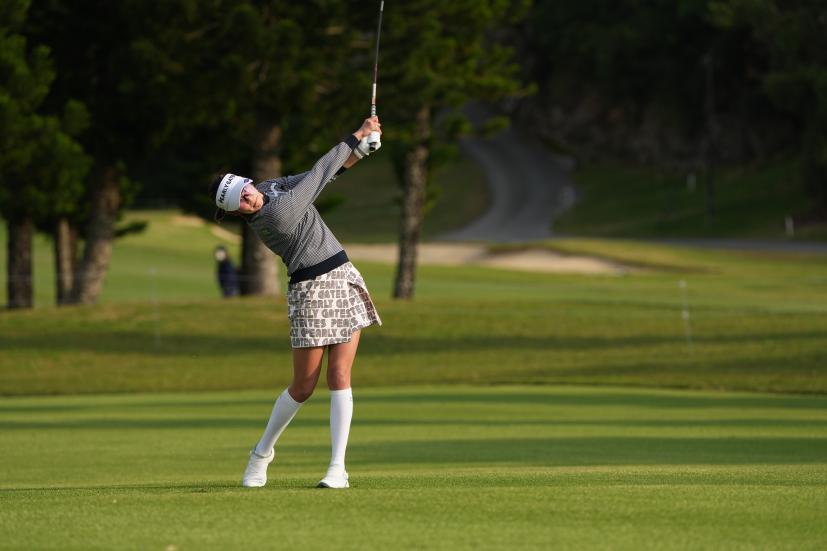 原英莉花のユーティリティスイング（斜め前方）連続写真【2022年ダイキンオーキッドレディスゴルフトーナメント】