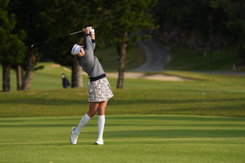 原英莉花のユーティリティスイング（斜め前方）連続写真【2022年ダイキンオーキッドレディスゴルフトーナメント】