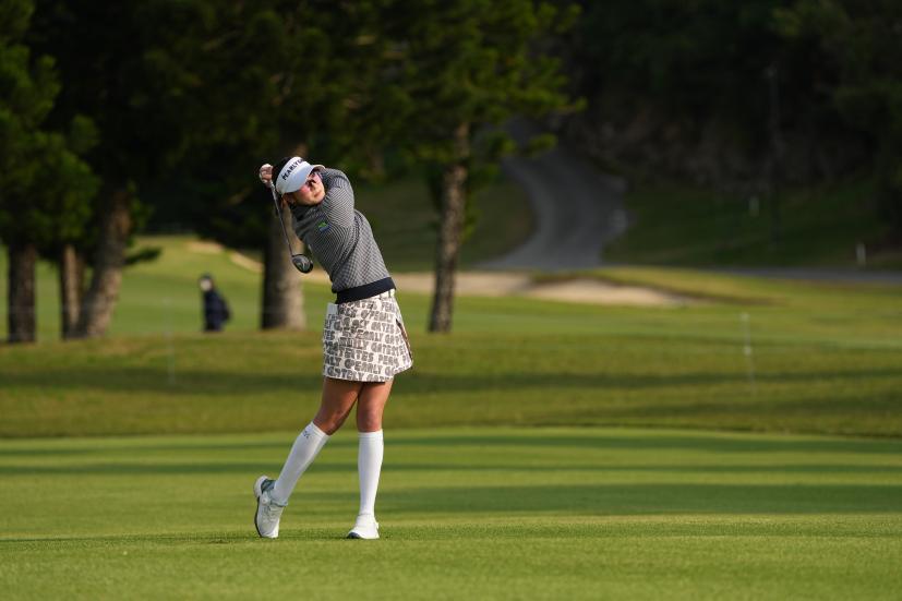 原英莉花のユーティリティスイング（斜め前方）連続写真【2022年ダイキンオーキッドレディスゴルフトーナメント】