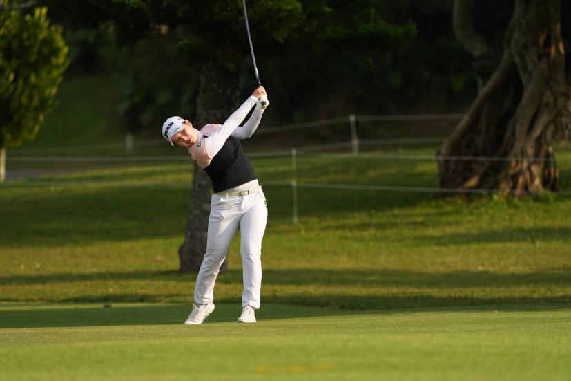 小祝さくらのフェアウェイウッドスイング（斜め前方）連続写真【2022年ダイキンオーキッドレディスゴルフトーナメント】